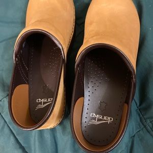 Dansko butterscotch clogs. Size 40 or 9.5
